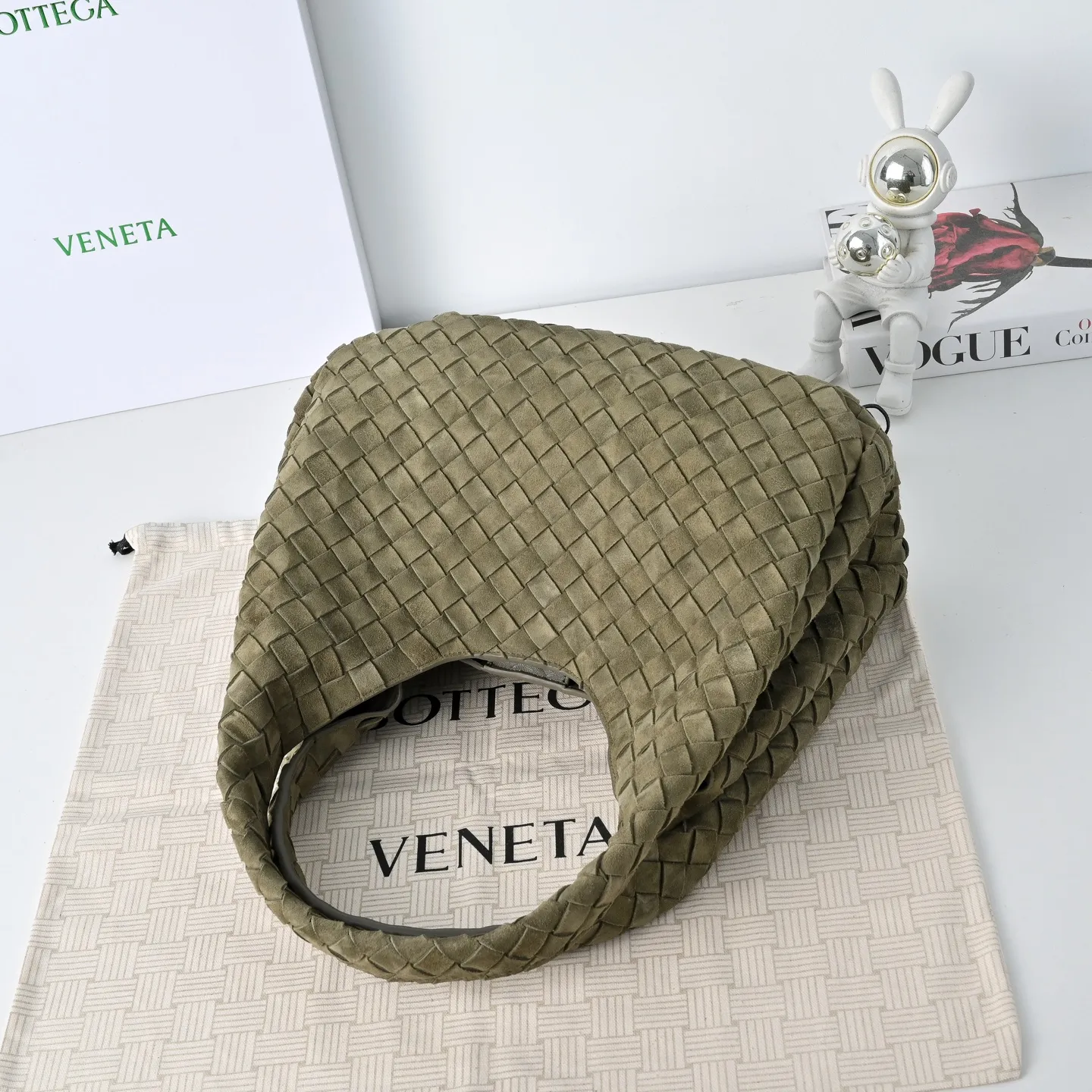 Batch 2160 BV new product suede Campana handbag The classic return of the Campana handbag is retro and charming ☄️Inspired by the classic collection of 2004🌟Each leather strip is made of two layers of Nappa lambskin🐏, showing the ultimate craftsmanship of full weaving inside and outside. The bag is super light, uses leather straps to open and close, and is equipped with a hidden magnetic buckle. It has two forms that can be switched, and the capacity is amazingly large. Whether it is for daily travel or to carry various small items✈️, it can be easily carried! Grab two hands for commuting and dating, and bring out French laziness🌤️ Model: 4249 Size: 33x20x16.5